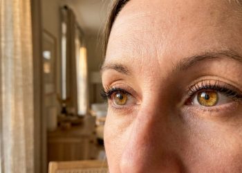 A técnica de “delineado invisível” que abre e define olhos pequenos sem pesar a maquiagem