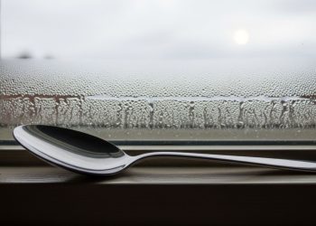 O truque da colher na janela para reduzir a umidade