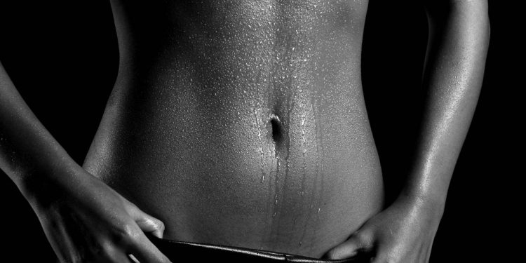 Não uso aparelhos e nem peso: firmei minha barriga com um exercício parado no lugar e notei diferença em poucos dias