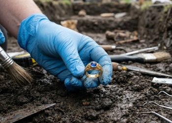 Arqueólogo norueguês encontra anel de ouro medieval que guarda um segredo
