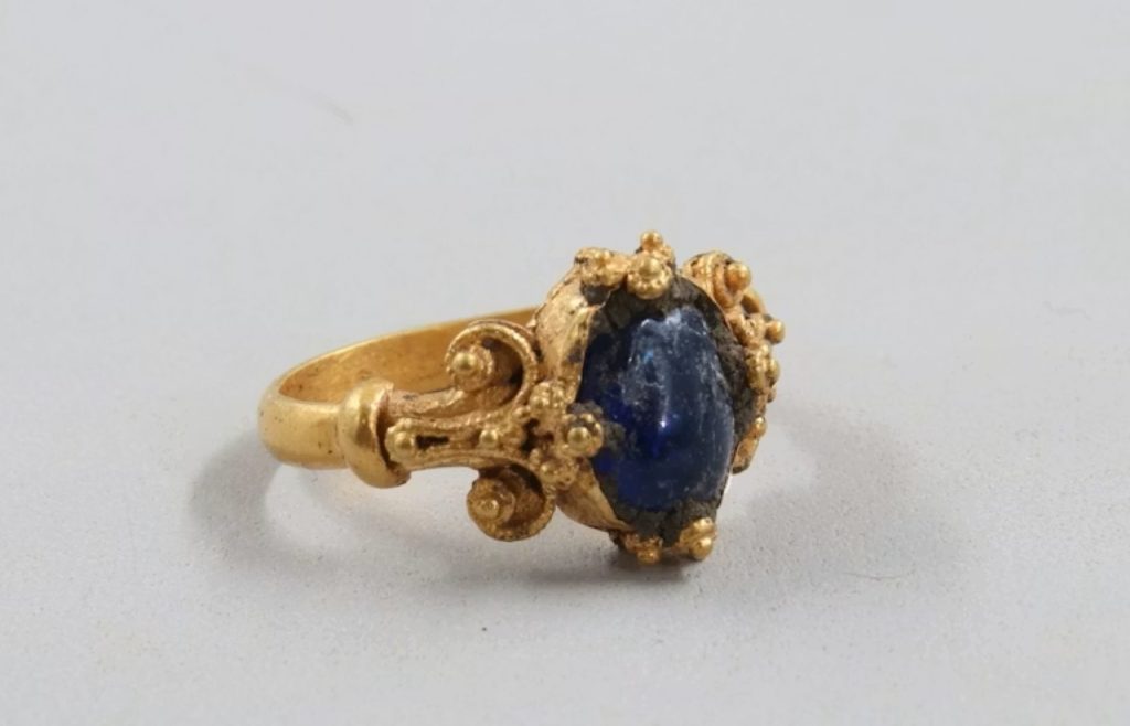 Arqueólogo norueguês encontra anel de ouro medieval que guarda um segredo