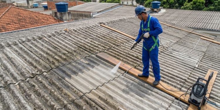 Essa solução caseira protege telhas contra calor excessivo e vazamentos sem precisar trocar o telhado