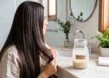 Não jogue fora a água do arroz: essa receita simples pode deixar seu cabelo mais forte e brilhante