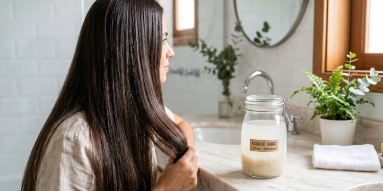 Não jogue fora a água do arroz: essa receita simples pode deixar seu cabelo mais forte e brilhante
