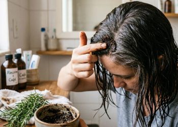 Tinturas químicas nunca mais: o método caseiro e 100% natural para cobrir os cabelos brancos usando apenas 2 ingredientes