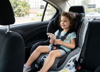 Nem mesmo a melhor cadeirinha protegerá uma criança se os pais cometerem esse erro comum, que pode ter consequências graves
