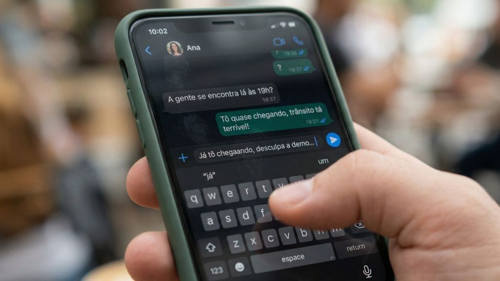 Psicólogos afirmam que responder mensagens imediatamente no celular está associado a padrões específicos de ansiedade e necessidade de validação