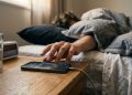 Psicólogos explicam que verificar o celular assim que acorda está associado à ansiedade antecipatória e dependência de estímulos