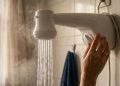 Quanto aumenta na conta usar chuveiro elétrico no modo quente todos os dias durante o mês
