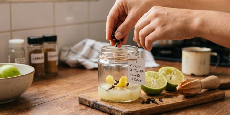 Misturar cravo-da-índia e suco de limão: quais os benefícios e com que frequência deve ser feito