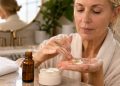 Elixir natural da juventude: 5 gotas no seu creme favorito transformam a aparência da sua pele após os 45 anos
