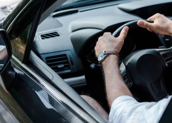 Alguns motoristas estão destruindo seus carros sem saber: desligar o motor para economizar combustível pode trazer consequências para todo o sistema