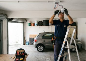 Quanto cobra um eletricista para instalar um sensor de presença que evita luz acesa à toa