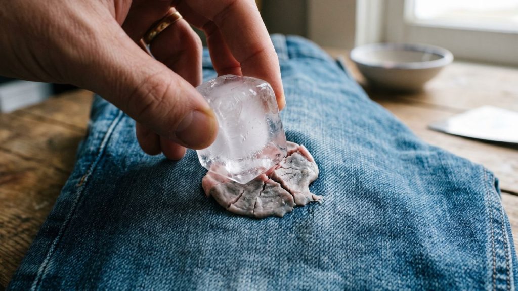 Como salvar roupas com um cubo de gelo e sabão neutro: 3 truques que funcionam imediatamente