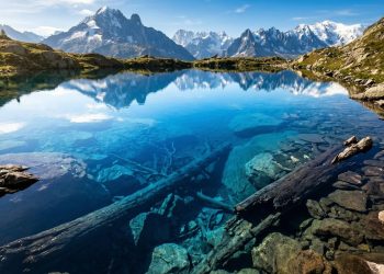 Esse lago é considerado o das “águas mais cristalinas” do mundo e parece ser irreal