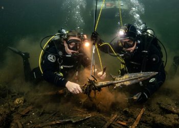 Lanças medievais ricamente decoradas emergem de lago polonês