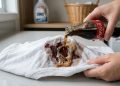 Aprenda a remover manchas de sangue das roupas usando um pouco de Coca-Cola