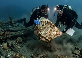 Fragmento de mármore do Partenon descoberto no naufrágio do navio que carregava tesouros gregos