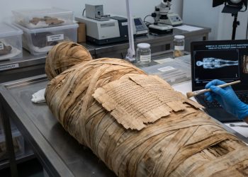 Arqueólogos encontraram uma cópia de um famoso poema grego dentro de uma múmia egípcia antiga