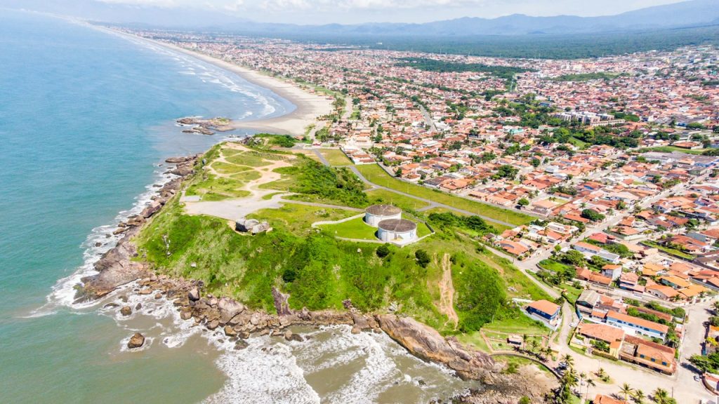 Fundada em 1532 com 26 km de praias e Serra do Mar preservada: a 2ª cidade mais antiga do Brasil atrai quem busca litoral tranquilo