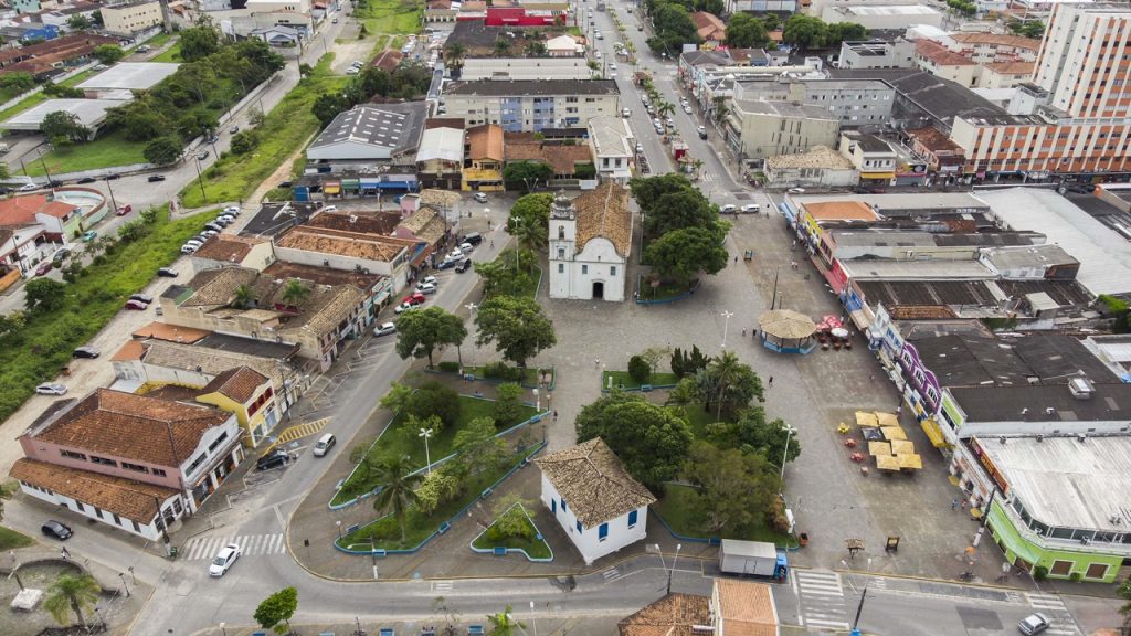 Fundada em 1532 com 26 km de praias e Serra do Mar preservada: a 2ª cidade mais antiga do Brasil atrai quem busca litoral tranquilo