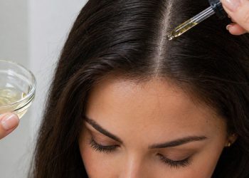 Pingue algumas gotas desse óleo natural antes de lavar e acabe com a coceira no couro cabeludo
