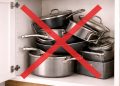 Panelas empilhadas sob a bancada estão ultrapassadas: essa maneira de organizar traz mais praticidade e elegância para cozinha