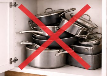 Panelas empilhadas sob a bancada estão ultrapassadas: essa maneira de organizar traz mais praticidade e elegância para cozinha