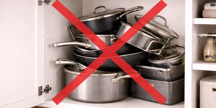 Panelas empilhadas sob a bancada estão ultrapassadas: essa maneira de organizar traz mais praticidade e elegância para cozinha