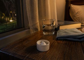 Em vez de usar repelente de mosquitos em spray, experimente colocar pasta de dente na tampa de uma garrafa
