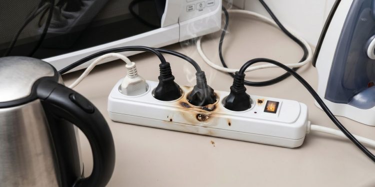 Especialistas em eletricidade alertam: nunca ligue estes 16 aparelhos em uma régua de energia