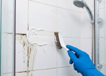 Esta mistura com 4 ingredientes limpa rejuntes pretos de banheiro em 15 minutos
