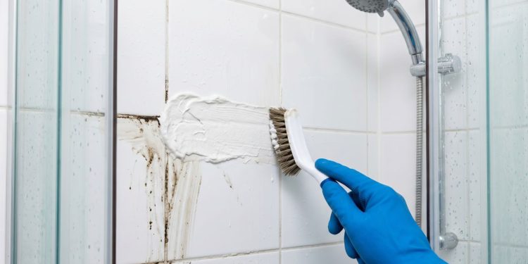 Esta mistura com 4 ingredientes limpa rejuntes pretos de banheiro em 15 minutos