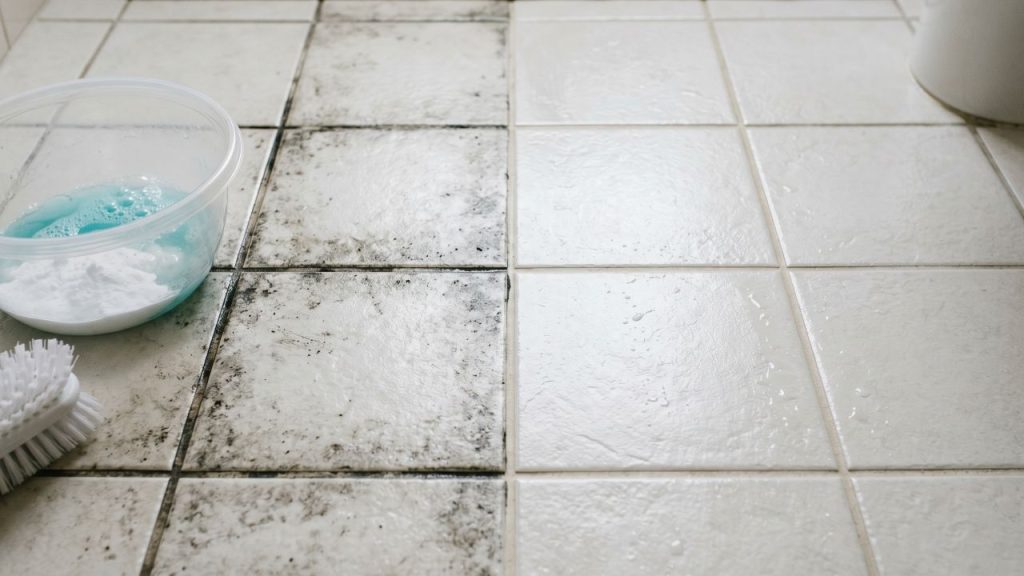 Esta mistura com 4 ingredientes limpa rejuntes pretos de banheiro em 15 minutos