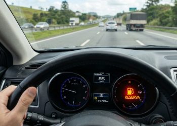 O painel marca zero combustível, mas o carro continua andando: o motivo por trás dessa margem que muita gente arrisca demais