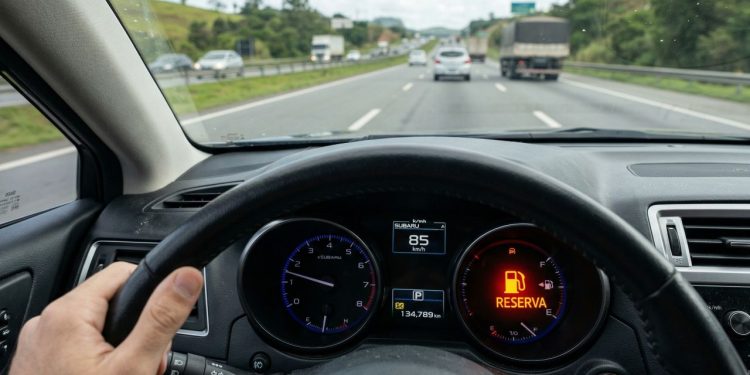 O painel marca zero combustível, mas o carro continua andando: o motivo por trás dessa margem que muita gente arrisca demais