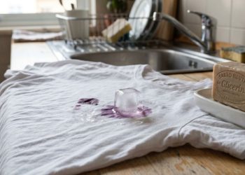 Como salvar roupas com um cubo de gelo e sabão neutro: 3 truques que funcionam imediatamente