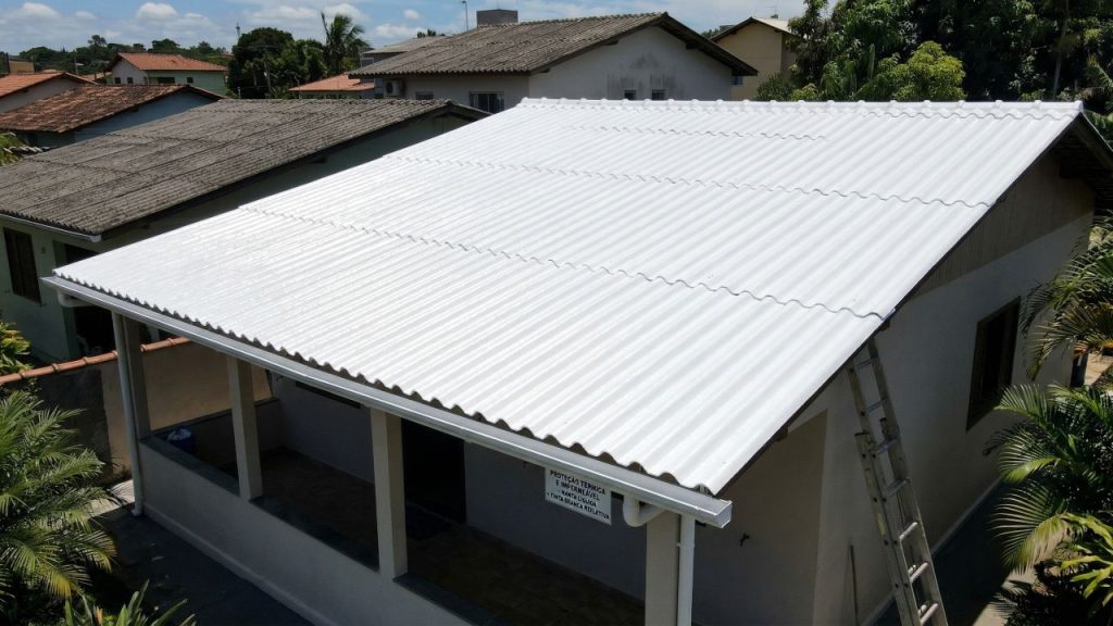 Essa solução caseira protege telhas contra calor excessivo e vazamentos sem precisar trocar o telhado