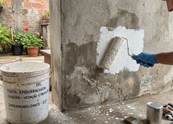 Essa tinta emborrachada caseira é feita com poucos ingredientes e ajuda a vedar, cobrir e proteger áreas com umidade e desgaste