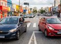 O que significa acenar para os motoristas quando eles dão passagem, segundo a psicologia