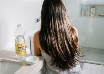 Vinagre branco para o cabelo: quais os benefícios deste remédio caseiro e por que o recomendam