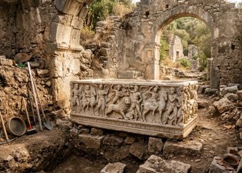 Arqueólogos descobrem tumba monumental de mulher poderosa na antiga cidade de Olympos