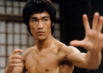 Bruce Lee disse: “Conhecimento lhe dará poder, mas caráter lhe dará respeito”