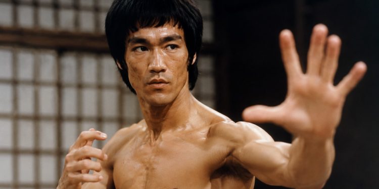 Bruce Lee disse: “Conhecimento lhe dará poder, mas caráter lhe dará respeito”