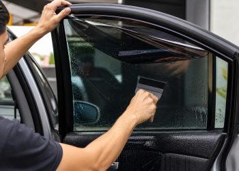 Quanto custa instalar película automotiva em 2026 e reduzir calor dentro do carro estacionado no sol?