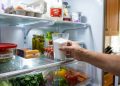 Colocar um copo de bicarbonato dentro da geladeira: um truque simples, mas eficaz, para se livrar de um problema doméstico