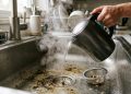 Jogar água quente na pia da cozinha: por que especialistas recomendam e para que serve