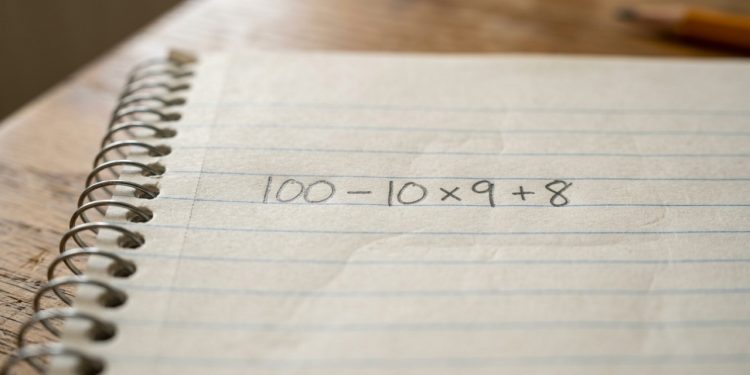 A equação 100 – 10 × 9 + 8 parece simples, mas muita gente erra por impulso