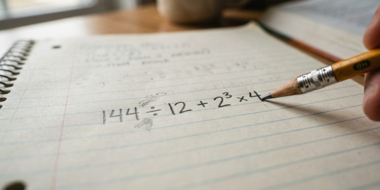 Você consegue acertar “144 ÷ 12 + 2³ × 4” sem usar calculadora?