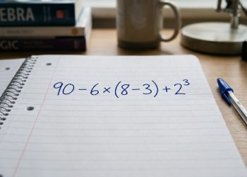 O desafio “90 – 6 × (8 – 3) + 2³” está fazendo muita gente “rachar a cabeça”